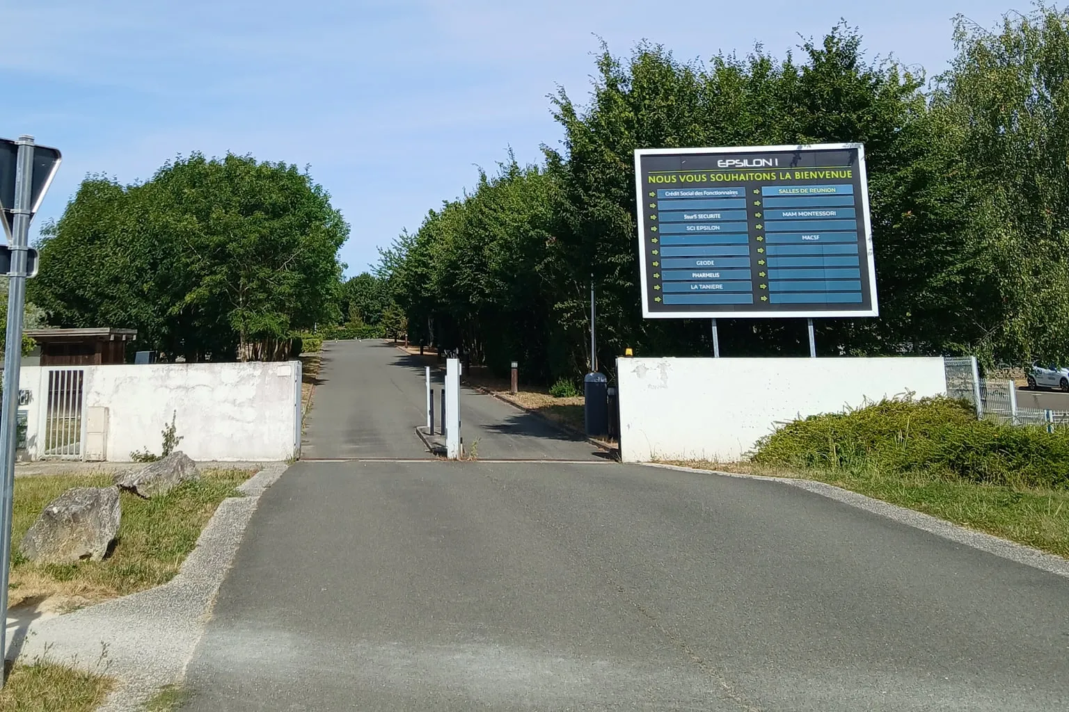 Entrée du Jardin d'Entreprises Epsilon 1 menant au bar Le Jura